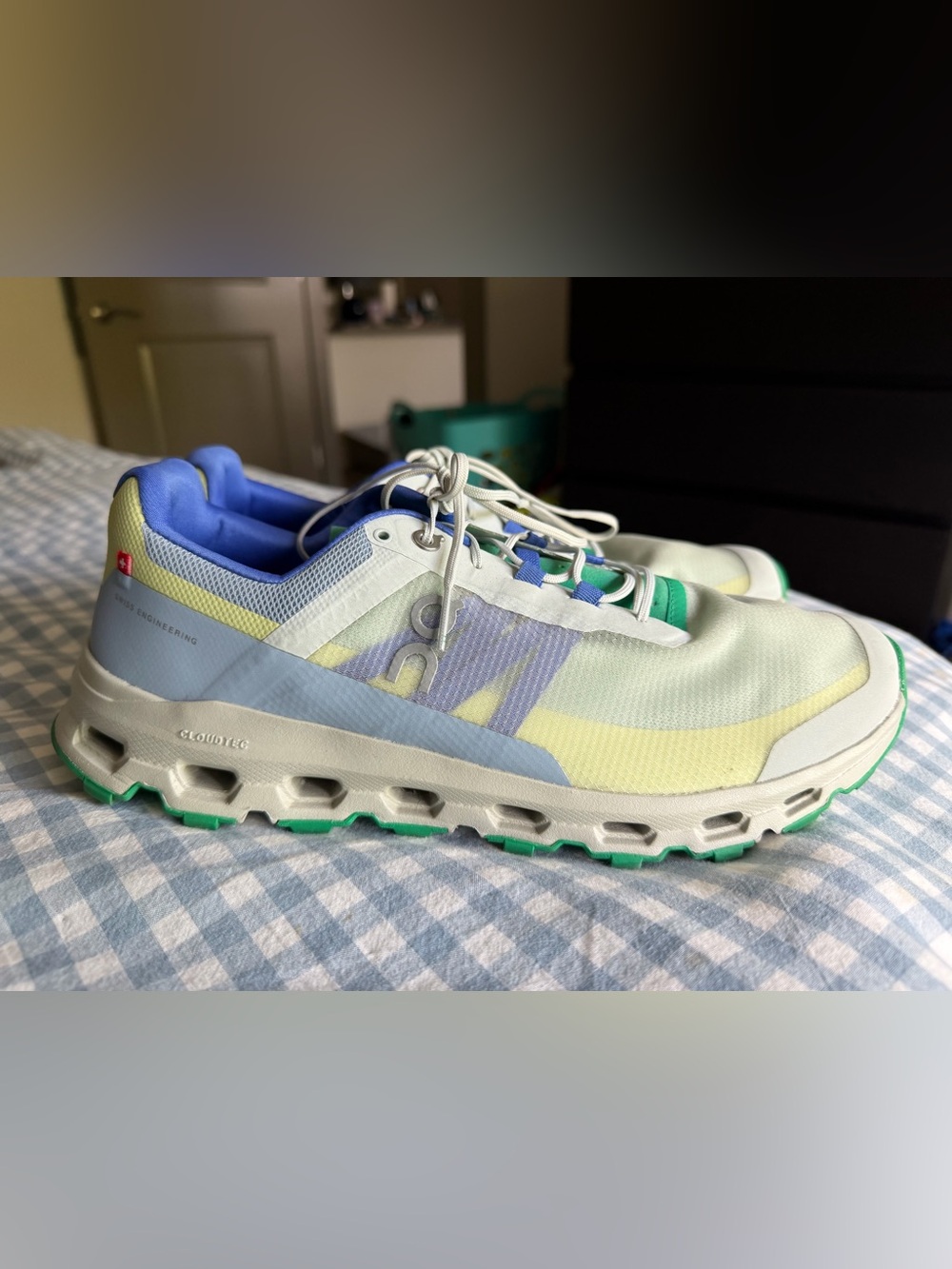 Men’s On Cloudvista trail running sneakers size 10